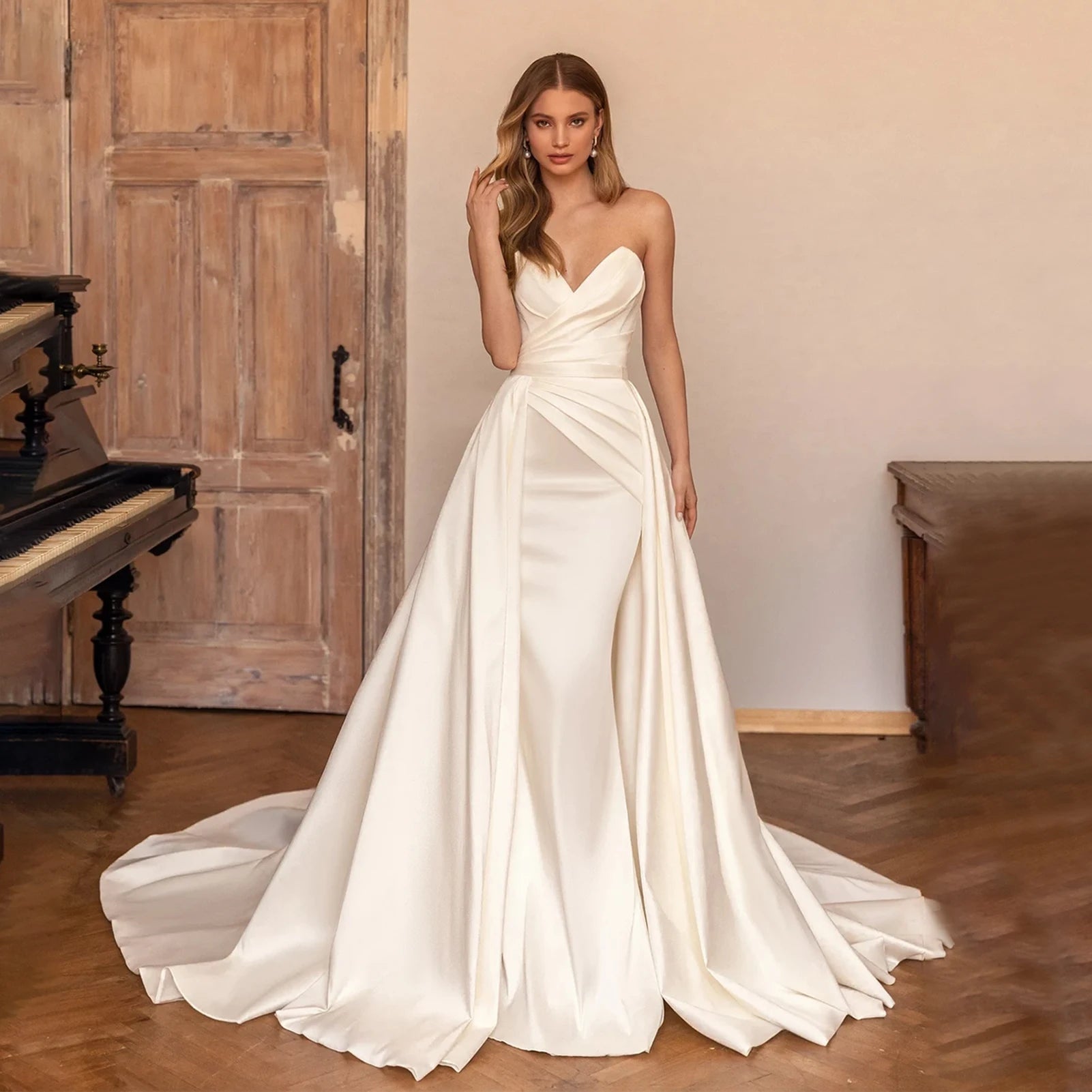 Vestido de Noiva em Cetim Brilhante com Cauda e Laço - Modelo Especial –  Moncalieri