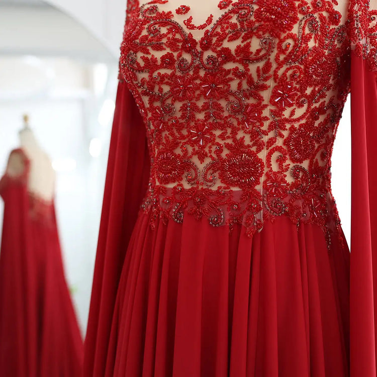 Vestido de Festa Longo em Chiffon Vermelho com Pedrarias e Mangas em Cape