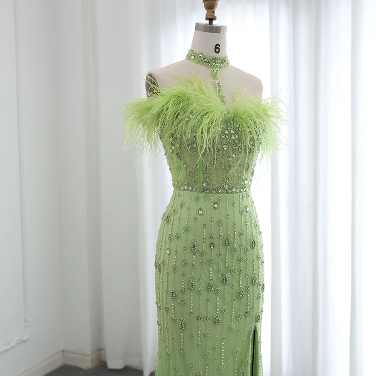 Vestido de Festa Bordado Longo com Plumas e Abertura Lateral